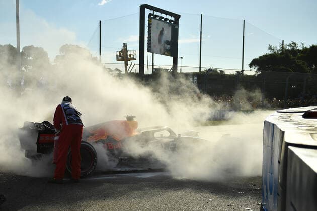 AUSTRALIAN F1 GRAND PRIX, Max Verstappen of Red Bull Racing looks over his car as marshals assist during the Formula 1 Australian Grand Prix 2022 at the Albert Park Grand Prix Circuit in Melbourne, Sunday, April 10, 2022. ( NO ARCHIVING, EDITORIAL USE ONLY, NO USE IN BOOKS WITHOUT CONSENT MELBOURNE VIC AUSTRALIA  Copyright: xJOELxCARRETTx 20220410001645875137