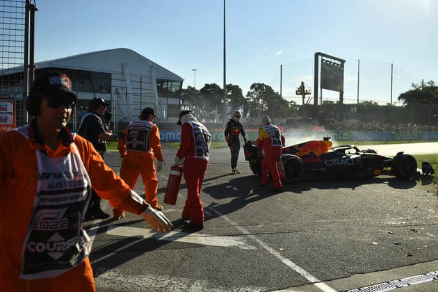 AUSTRALIAN F1 GRAND PRIX, Max Verstappen of Red Bull Racing looks over his car as marshals assist during the Formula 1 Australian Grand Prix 2022 at the Albert Park Grand Prix Circuit in Melbourne, Sunday, April 10, 2022. ( NO ARCHIVING, EDITORIAL USE ONLY, NO USE IN BOOKS WITHOUT CONSENT MELBOURNE VIC AUSTRALIA  Copyright: xJOELxCARRETTx 20220410001645876204