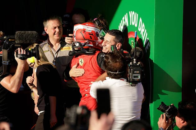 FORMULA 1 ROLEX AUSTRALIAN GRAND PRIX 2022 10 04 2022, Albert Park, Melbourne, FORMULA 1 ROLEX AUSTRALIAN GRAND PRIX 2022 , in the picture winner Charles Leclerc MCO , Scuderia Ferrari is happy with the mechanics nordphotoxGmbHx xBratic nph00250