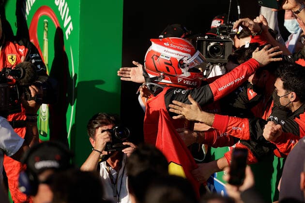 FORMULA 1 ROLEX AUSTRALIAN GRAND PRIX 2022 10 04 2022, Albert Park, Melbourne, FORMULA 1 ROLEX AUSTRALIAN GRAND PRIX 2022 , in the picture winner Charles Leclerc MCO , Scuderia Ferrari is happy with the mechanics nordphotoxGmbHx xBratic nph00250