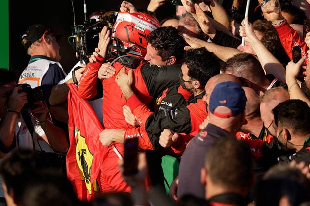 FORMULA 1 ROLEX AUSTRALIAN GRAND PRIX 2022 10 04 2022, Albert Park, Melbourne, FORMULA 1 ROLEX AUSTRALIAN GRAND PRIX 2022 , in the picture winner Charles Leclerc MCO , Scuderia Ferrari is happy with the mechanics nordphotoxGmbHx xBratic nph00250
