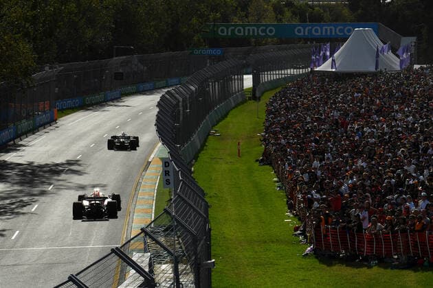 AUSTRALIAN F1 GRAND PRIX, Fans in the crowd during the Formula 1 Australian Grand Prix 2022 at the Albert Park Grand Prix Circuit in Melbourne, Sunday, April 10, 2022. ( NO ARCHIVING, EDITORIAL USE ONLY, NO USE IN BOOKS WITHOUT CONSENT MELBOURNE VIC AUSTRALIA  Copyright: xJOELxCARRETTx 20220410001645880813