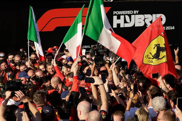 FORMULA 1 ROLEX AUSTRALIAN GRAND PRIX 2022 10 04 2022, Albert Park, Melbourne, FORMULA 1 ROLEX AUSTRALIAN GRAND PRIX 2022 , in the picture winner Charles Leclerc MCO , Scuderia Ferrari is happy with the mechanics nordphotoxGmbHx xBratic nph00250