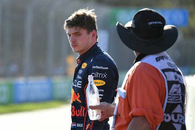 AUSTRALIAN F1 GRAND PRIX, A track worker offers Max Verstappen of Red Bull Racing some water as he looks over his car as marshals assist during the Formula 1 Australian Grand Prix 2022 at the Albert Park Grand Prix Circuit in Melbourne, Sunday, April 10, 2022. ( NO ARCHIVING, EDITORIAL USE ONLY, NO USE IN BOOKS WITHOUT CONSENT MELBOURNE VIC AUSTRALIA  Copyright: xJOELxCARRETTx 20220410001645887051