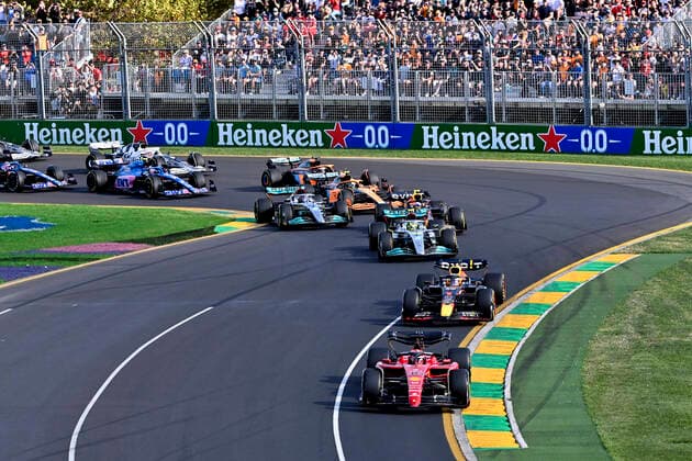 Start, 16 Charles Leclerc MCO, Scuderia Ferrari , 1 Max Verstappen NLD, Oracle Red Bull Racing , 44 Lewis Hamilton GBR, Mercedes AMG Petronas F1 Team , F1 Grand Prix of Australia at Melbourne Grand Prix Circuit on April 10, 2022 in Melbourne, Australia Photo by HOCH ZWEI Melbourne Australia