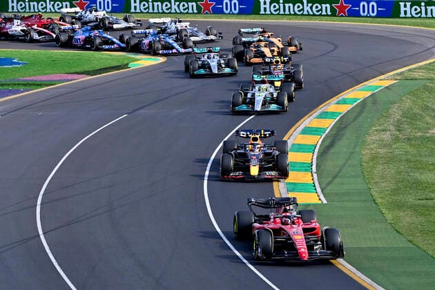 Start, 16 Charles Leclerc MCO, Scuderia Ferrari , 1 Max Verstappen NLD, Oracle Red Bull Racing , 44 Lewis Hamilton GBR, Mercedes AMG Petronas F1 Team , F1 Grand Prix of Australia at Melbourne Grand Prix Circuit on April 10, 2022 in Melbourne, Australia Photo by HOCH ZWEI Melbourne Australia