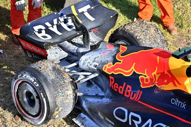 VERSTAPPEN Max (ned), Red Bull Racing RB18, action retiring from the race due to mechanical failure, during the Formula 1 Heineken Australian Grand Prix 2022, 3rd round of the 2022 FIA Formula One World Championship, WM, Weltmeisterschaft on the Albert Park Circuit, from April 8 to 10, 2022 in Melbourne, Australia - F1 - AUSTRALIAN GRAND PRIX 2022 - RACE DPPI Panoramic  20220410_10-04-2022-AUS-4099-PVE