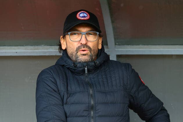 10 04 2022, xtgx, football Regionalliga Nordost, ZFC Meuselwitz FC Energie Cottbus, v l Claus Dieter Wollitz Pele, Cottbus, coach DFL DFB REGULATIONS PROHIBIT ANY USE OF PHOTOGRAPHS as IMAGE SEQUENCES and or QUASI VIDEO Meuselwitz