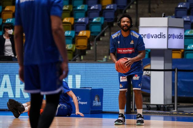 10 04 2022, xmkx, Basketball BBL Bundesliga, Fraport Skyliners Telekom Baskets Bonn v l warm up, Quantez Robertson Fraport Skyliners DFL DFB REGULATIONS PROHIBIT ANY USE OF PHOTOGRAPHS as IMAGE SEQUENCES and or QUASI VIDEO emspor Frankfurt am Main