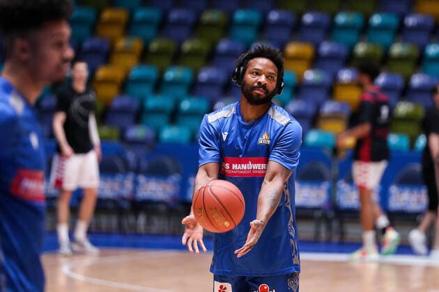 10 04 2022, xmkx, Basketball BBL Bundesliga, Fraport Skyliners Telekom Baskets Bonn v l warm up, Quantez Robertson Fraport Skyliners DFL DFB REGULATIONS PROHIBIT ANY USE OF PHOTOGRAPHS as IMAGE SEQUENCES and or QUASI VIDEO emspor Frankfurt am Main
