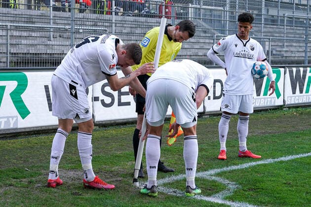 Sport Themen der Woche KW14 v.li.: Janik Bachmann (SVS, 26) und Aleksandr Zhirov (Alexander Schirow, SVS, 2) reparieren die Eckfahne, Chima Okoroji (SVS, 36) schaut zu, Spieler vom SV Sandhausen, Aktion, Action, Spielszene, kurios, witzig, lustig, humorvoll, 10.04.2022, Sandhausen (Deutschland), Fussball, 2. Bundesliga, SV Sandhausen - SG Dynamo Dresden, DFB DFL REGULATIONS PROHIBIT ANY USE OF PHOTOGRAPHS AS IMAGE SEQUENCES AND OR QUASI-VIDEO. *** v li Janik Bachmann SVS, 26 and Aleksandr Zhirov Alexander Schirow, SVS, 2 repair the corner flag, Chima Okoroji SVS, 36 looks on, players from SV Sandhausen, action, action, game scene, curious, funny, funny, humorous, 10 04 2022, Sandhausen Germany , Football, 2 Bundesliga, SV Sandhausen SG Dynamo Dresden, DFB DFL REGULATES PROHIBIT ANY USE OF PHOTOGRAPHS AS IMAGE SEQUENCES AND OR QUASI VIDEO xozx
