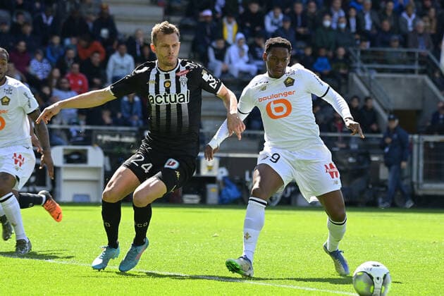 Fußball, SCO Angers - OSC Lille THOMAS Romain ( 24 - Angers ) - Jonathan David ( 9 - LOSC ) - FOOTBALL : Angers vs Lille - Ligue 1 - 10 04 2022 FedericoPestellini Panoramic 