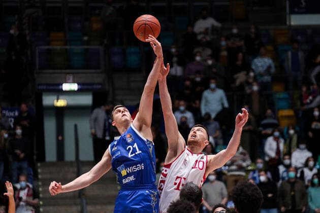 10 04 2022, xmkx, Basketball BBL Bundesliga, Fraport Skyliners Telekom Baskets Bonn v l Lorenz Brenneke Fraport Skyliners , Saulius Kulvietis Telekom Baskets Bonn DFL DFB REGULATIONS PROHIBIT ANY USE OF PHOTOGRAPHS as IMAGE SEQUENCES and or QUASI VIDEO emspor Frankfurt am Main