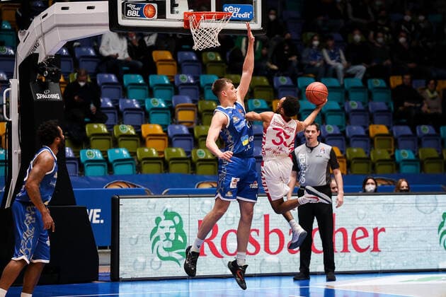 10 04 2022, xmkx, Basketball BBL Bundesliga, Fraport Skyliners Telekom Baskets Bonn v l Lorenz Brenneke Fraport Skyliners , Parker Jackson Cartwright Telekom Baskets Bonn DFL DFB REGULATIONS PROHIBIT ANY USE OF PHOTOGRAPHS as IMAGE SEQUENCES and or QUASI VIDEO emspor Frankfurt am Main