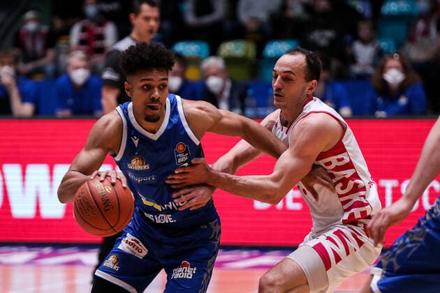 10 04 2022, xmkx, Basketball BBL Bundesliga, Fraport Skyliners Telekom Baskets Bonn v l Len Adam Schoormann Fraport Skyliners , Karsten Tadda Telekom Baskets Bonn DFL DFB REGULATIONS PROHIBIT ANY USE OF PHOTOGRAPHS as IMAGE SEQUENCES and or QUASI VIDEO emspor Frankfurt am Main