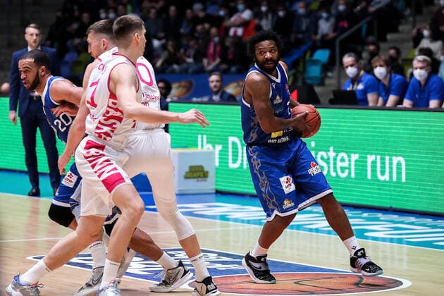 10 04 2022, xmkx, Basketball BBL Bundesliga, Fraport Skyliners Telekom Baskets Bonn v l Oleksandr Lypovyy Telekom Baskets Bonn , Quantez Robertson Fraport Skyliners DFL DFB REGULATIONS PROHIBIT ANY USE OF PHOTOGRAPHS as IMAGE SEQUENCES and or QUASI VIDEO emspor Frankfurt am Main