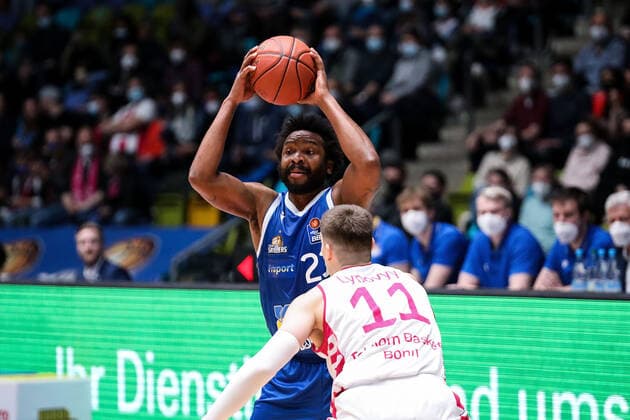 10 04 2022, xmkx, Basketball BBL Bundesliga, Fraport Skyliners Telekom Baskets Bonn v l Quantez Robertson Fraport Skyliners , Oleksandr Lypovyy Telekom Baskets Bonn DFL DFB REGULATIONS PROHIBIT ANY USE OF PHOTOGRAPHS as IMAGE SEQUENCES and or QUASI VIDEO emspor Frankfurt am Main