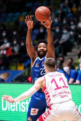 10 04 2022, xmkx, Basketball BBL Bundesliga, Fraport Skyliners Telekom Baskets Bonn v l Quantez Robertson Fraport Skyliners , Oleksandr Lypovyy Telekom Baskets Bonn DFL DFB REGULATIONS PROHIBIT ANY USE OF PHOTOGRAPHS as IMAGE SEQUENCES and or QUASI VIDEO emspor Frankfurt am Main