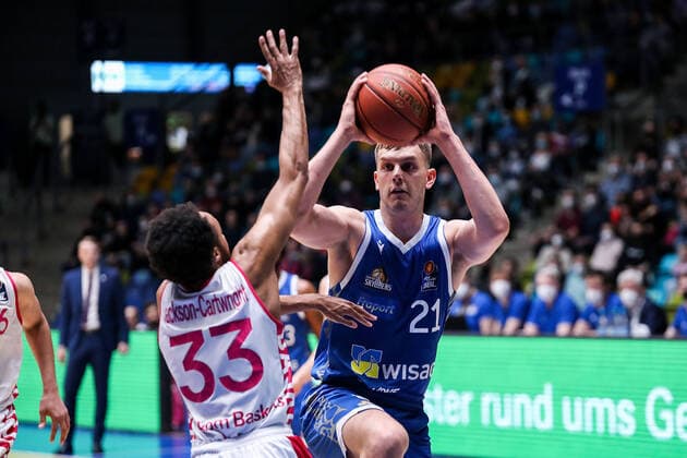 10 04 2022, xmkx, Basketball BBL Bundesliga, Fraport Skyliners Telekom Baskets Bonn v l Parker Jackson Cartwright Telekom Baskets Bonn , Lorenz Brenneke Fraport Skyliners DFL DFB REGULATES PROHIBIT ANY USE OF PHOTOGRAPHS as IMAGE SEQUENCES and or QUASI VIDEO emspor Frankfurt am Main