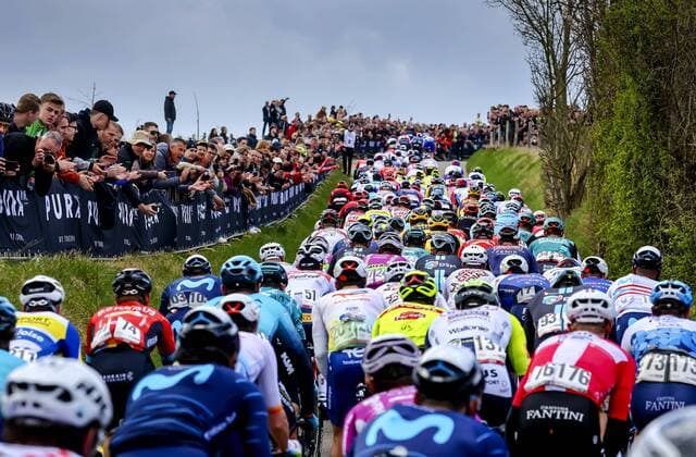 Bilder des Jahres 2022, Sport 04 April Sport Themen der Woche KW14 Sport Bilder des Tages GULPEN - The peloton climbs the Gulperberg during the 56th Amstel Gold Race 2022 on April 10, 2022 in Maastricht, the Netherlands. ANP VINCENT JANNINK 56th Amstel Gold Race 2022 - Men s Elite 2022 xVIxANPxSportx xxANPxIVx *** GULPEN The peloton climbs the Gulperberg during the 56th Amstel Gold Race 2022 on April 10, 2022 in Maastricht, the Netherlands ANP VINCENT JANNINK 56th Amstel Gold Race 2022 Men s Elite 2022 xVIxANPxSportx xxANPxIVx 446900706 originalFilename: 446900706.jpg