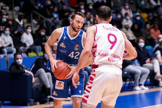 10 04 2022, xmkx, Basketball BBL Bundesliga, Fraport Skyliners Telekom Baskets Bonn v l Marcel Ponitka Fraport Skyliners , Karsten Tadda Telekom Baskets Bonn DFL DFB REGULATIONS PROHIBIT ANY USE OF PHOTOGRAPHS as IMAGE SEQUENCES and or QUASI VIDEO emspor Frankfurt am Main