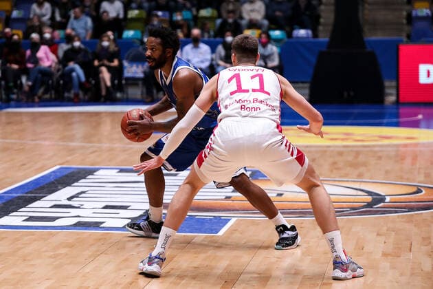 10 04 2022, xmkx, Basketball BBL Bundesliga, Fraport Skyliners Telekom Baskets Bonn v l Quantez Robertson Fraport Skyliners , Oleksandr Lypovyy Telekom Baskets Bonn DFL DFB REGULATIONS PROHIBIT ANY USE OF PHOTOGRAPHS as IMAGE SEQUENCES and or QUASI VIDEO emspor Frankfurt am Main