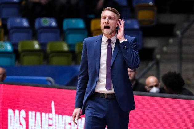10 04 2022, xmkx, Basketball BBL Bundesliga, Fraport Skyliners Telekom Baskets Bonn v l Tuomas Iisalo coach Telekom Baskets Bonn DFL DFB REGULATIONS PROHIBIT ANY USE OF PHOTOGRAPHS as IMAGE SEQUENCES and or QUASI VIDEO emspor Frankfurt am Main