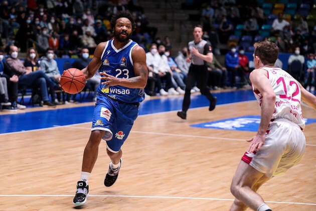 10 04 2022, xmkx, Basketball BBL Bundesliga, Fraport Skyliners Telekom Baskets Bonn v l Quantez Robertson Fraport Skyliners , Skyler Bowlin Telekom Baskets Bonn DFL DFB REGULATIONS PROHIBIT ANY USE OF PHOTOGRAPHS as IMAGE SEQUENCES and or QUASI VIDEO emspor Frankfurt am Main