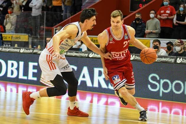 Nihad Djedovic, Florian Koch 29 matchday, Basketball Bundesliga, Basketball season 2021 2022, Germany, easyCredit BBL, Germany, Giessen 46ers, giessen red, men, Jobstairs GIESSEN 46ers FC Bayern Munich, men, Munich in white