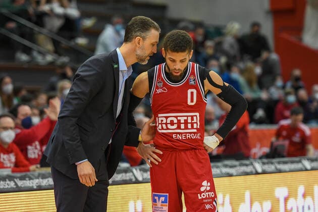 Pete Strobl, Kendale McCullum 29 matchday, Basketball Bundesliga, Basketball season 2021 2022, Germany, easyCredit BBL, Germany, Giessen 46ers, giessen red, men, Jobstairs GIESSEN 46ers FC Bayern Munich, men, Munich in white