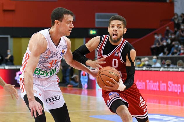 Zan Sisko, Kendale McCullum 29 matchday, Basketball Bundesliga, Basketball season 2021 2022, Germany, easyCredit BBL, Germany, Giessen 46ers, giessen red, men, Jobstairs GIESSEN 46ers FC Bayern Munich, men, Munich in white