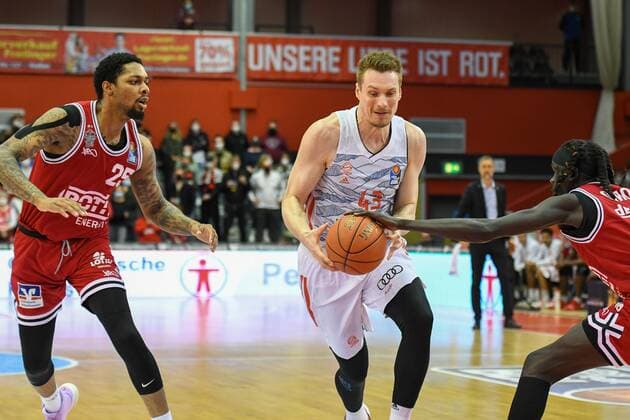 Phillip Fayne, Leon Radosevic, Nuni Omot 29 matchday, Basketball Bundesliga, Basketball season 2021 2022, Germany, easyCredit BBL, Germany, Giessen 46ers, giessen red, men, Jobstairs GIESSEN 46ers FC Bayern Munich, men, Munich in white