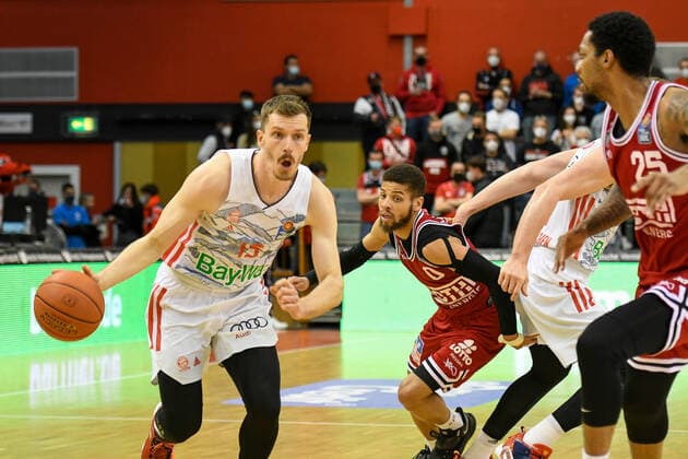 Andreas Obst, Phillip Fayne 29 matchday, Basketball Bundesliga, Basketball season 2021 2022, Germany, easyCredit BBL, Germany, Giessen 46ers, giessen red, men, Jobstairs GIESSEN 46ers FC Bayern Munich, men, Munich in white