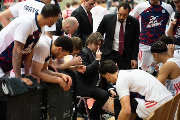 10 04 2022, xsltx, Basketball BBL Bundesliga, Giessen 46ers FC Bayern Muenchen Basketball emspor, center Andrea Trinchieri Head Coach FC Bayern Munich DFL DFB REGULATIONS PROHIBIT ANY USE OF PHOTOGRAPHS as IMAGE SEQUENCES and or QUASI VIDEO Giessen