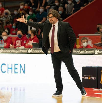 10 04 2022, xsltx, Basketball BBL Bundesliga, Giessen 46ers FC Bayern Muenchen Basketball emspor, v l Andrea Trinchieri Head Coach FC Bayern Munich DFL DFB REGULATIONS PROHIBIT ANY USE OF PHOTOGRAPHS as IMAGE SEQUENCES and or QUASI VIDEO Giessen