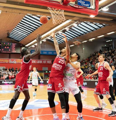 10 04 2022, xsltx, Basketball BBL Bundesliga, Giessen 46ers FC Bayern Muenchen Basketball emspor, v l Nuni Omot Small Forward Jobstairs Giessen 46ers , Phillip Darnell Fayne II Power Forward Jobstairs Giessen 46ers , Jason George SG FC Bayern Munich , Florian Koch Small Forward Jobstairs Giessen 46ers DFL DFB REGULATIONS PROHIBIT ANY USE OF PHOTOGRAPHS as IMAGE SEQUENCES and or QUASI VIDEO Giessen