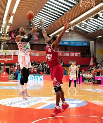 10 04 2022, xsltx, Basketball BBL Bundesliga, Giessen 46ers FC Bayern Muenchen Basketball emspor, v l Deshaun Thomas PF FC Bayern Munich , Jalon Demarco Miller Center Power Forward Jobstairs Giessen 46ers DFL DFB REGULATIONS PROHIBIT ANY USE OF PHOTOGRAPHS as IMAGE SEQUENCES and or QUASI VIDEO Giessen