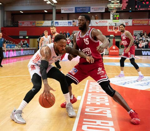 10 04 2022, xsltx, Basketball BBL Bundesliga, Giessen 46ers FC Bayern Muenchen Basketball emspor, v l Deshaun Thomas PF FC Bayern Munich , Jalon Demarco Miller Center Power Forward Jobstairs Giessen 46ers DFL DFB REGULATIONS PROHIBIT ANY USE OF PHOTOGRAPHS as IMAGE SEQUENCES and or QUASI VIDEO Giessen