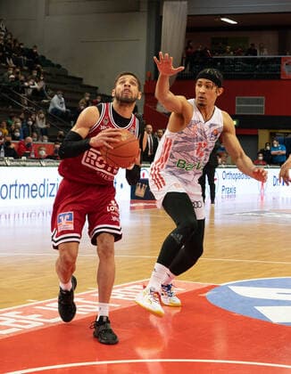 10 04 2022, xsltx, Basketball BBL Bundesliga, Giessen 46ers FC Bayern Muenchen Basketball emspor, v l Kendale Deshawn McCullum C Point Guard Jobstairs Giessen 46ers again acted as a reliable supplier of points, Jason George SG FC Bayern Munich I can not stop DFL DFB REGULATIONS PROHIBIT ANY USE OF PHOTOGRAPHS as IMAGE SEQUENCES and or QUASI VIDEO Giessen