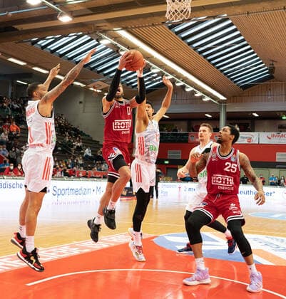 10 04 2022, xsltx, Basketball BBL Bundesliga, Giessen 46ers FC Bayern Muenchen Basketball emspor, 2 v l Kendale Deshawn McCullum C Point Guard Jobstairs Giessen 46ers scores for Giessen DFL DFB REGULATIONS PROHIBIT ANY USE OF PHOTOGRAPHS AS IMAGE SEQUENCES AND OR QUASI VIDEO Giessen