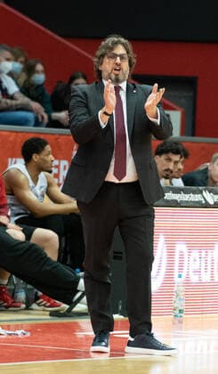 10 04 2022, xsltx, Basketball BBL Bundesliga, Giessen 46ers FC Bayern Muenchen Basketball emspor, v l Andrea Trinchieri Head Coach FC Bayern Munich DFL DFB REGULATIONS PROHIBIT ANY USE OF PHOTOGRAPHS as IMAGE SEQUENCES and or QUASI VIDEO Giessen
