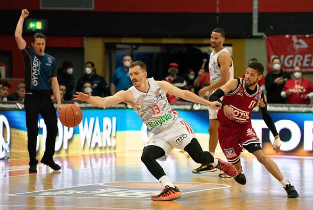 10 04 2022, xsltx, Basketball BBL Bundesliga, Giessen 46ers FC Bayern Muenchen Basketball emspor, v l Andreas Obst SG FC Bayern Munich , Kendale Deshawn McCullum C Point Guard Jobstairs Giessen 46ers DFL DFB REGULATIONS PROHIBIT ANY USE OF PHOTOGRAPHS as IMAGE SEQUENCES and or QUASI VIDEO Giessen