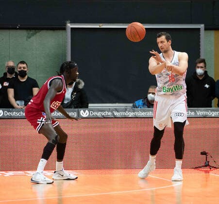 10 04 2022, xsltx, Basketball BBL Bundesliga, Giessen 46ers FC Bayern Muenchen Basketball emspor, v l Nuni Omot Small Forward Jobstairs Giessen 46ers , Paul Zipser SF FC Bayern Munich DFL DFB REGULATIONS PROHIBIT ANY USE OF PHOTOGRAPHS as IMAGE SEQUENCES and or QUASI VIDEO Giessen
