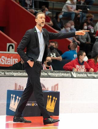 10 04 2022, xsltx, Basketball BBL Bundesliga, Giessen 46ers FC Bayern Muenchen Basketball emspor, v l Pete Strobl Headcoach Jobstairs Giessen 46ers DFL DFB REGULATIONS PROHIBIT ANY USE OF PHOTOGRAPHS as IMAGE SEQUENCES and or QUASI VIDEO Giessen