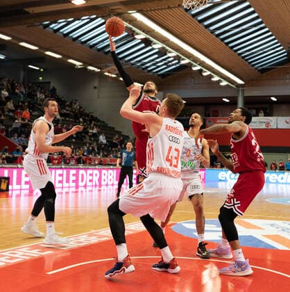 10 04 2022, xsltx, Basketball BBL Bundesliga, Giessen 46ers FC Bayern Muenchen Basketball emspor, v l Paul Zipser SF FC Bayern Munich , Kendale Deshawn McCullum C Point Guard Jobstairs Giessen 46ers , Leon Radosevic C FC Bayern Munich , Nick Weiler Babb SG FC Bayern Munich , Phillip Darnell Fayne II Power Forward Jobstairs Giessen 46ers DFL DFB REGULATIONS PROHIBIT ANY USE OF PHOTOGRAPHS as IMAGE SEQUENCES and or QUASI VIDEO Giessen