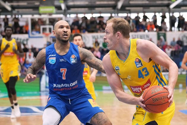 Sergio Kerusch MBC, 07 , Luke Sikma Alba, 43 , Syntainics MBC vs ALBA BERLIN, Basketball Bundesliga, Men, 2021 2022, 29 Match Day, 10 04 2022, Syntainics MBC vs ALBA BERLIN, Basketball Bundesliga, Men, 2021 2022, 29 Match Day, 10 04 2022, Weissenfels. Copyright: xEibner-Pressefoto EckehardxSchulzx ep_eer