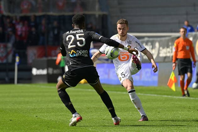 Fußball, SCO Angers - OSC Lille Gabriel GUDMUNDSSON ( 5 - LOSC ) - BAMBA Abdoulaye ( 25 - Angers ) - FOOTBALL : Angers vs Lille - Ligue 1 - 10 04 2022 FedericoPestellini Panoramic 