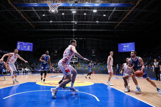 10 04 2022, xmkx, Basketball BBL Bundesliga, Fraport Skyliners Telekom Baskets Bonn v l Oleksandr Lypovyy Telekom Baskets Bonn , Marcel Ponitka Fraport Skyliners DFL DFB REGULATIONS PROHIBIT ANY USE OF PHOTOGRAPHS as IMAGE SEQUENCES and or QUASI VIDEO emspor Frankfurt am Main