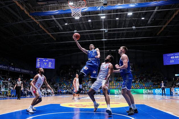 10 04 2022, xmkx, Basketball BBL Bundesliga, Fraport Skyliners Telekom Baskets Bonn v l Parker Jackson Cartwright Telekom Baskets Bonn , Lukas Wank Fraport Skyliners , Justin Gorham Telekom Baskets Bonn , Lorenz Brenneke Fraport Skyliners DFL DFB REGULATIONS PROHIBIT ANY USE OF PHOTOGRAPHS as IMAGE SEQUENCES and or QUASI VIDEO emspor Frankfurt am Main