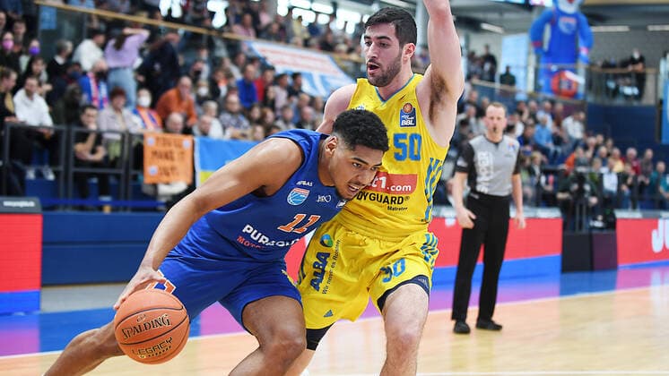 Basketball, 1 Bundesliga, season 2021 2022, 29 matchday, SYNTAINICS MBC Mitteldeutscher Basketball Club Weissenfels vs Alba Berlin 10 04 2022 Duel for the ball between Kostja Mushidi Weissenfels, back number 11 left and Yovel Zoosman Guard Alba Berlin, back number 50 right during the game Weißenfels vs Alba Berlin 10 04 2022 Weißenfels Sachsen Anhalt Germany Stadthalle Weißenfels